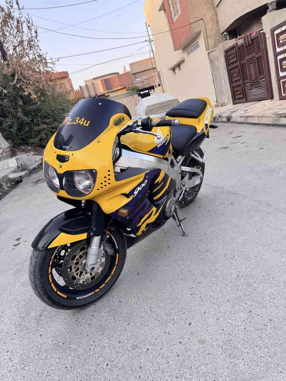 سلام عليكم 
دراجه سي بي ار 900
مكفوله من كير ومكينه الدراجه جاهزه ربع ما تصرف عليها زوج تايات جدد
ماشيه 27الف
السهر (21)وبي مجال 
***********
 ***********
