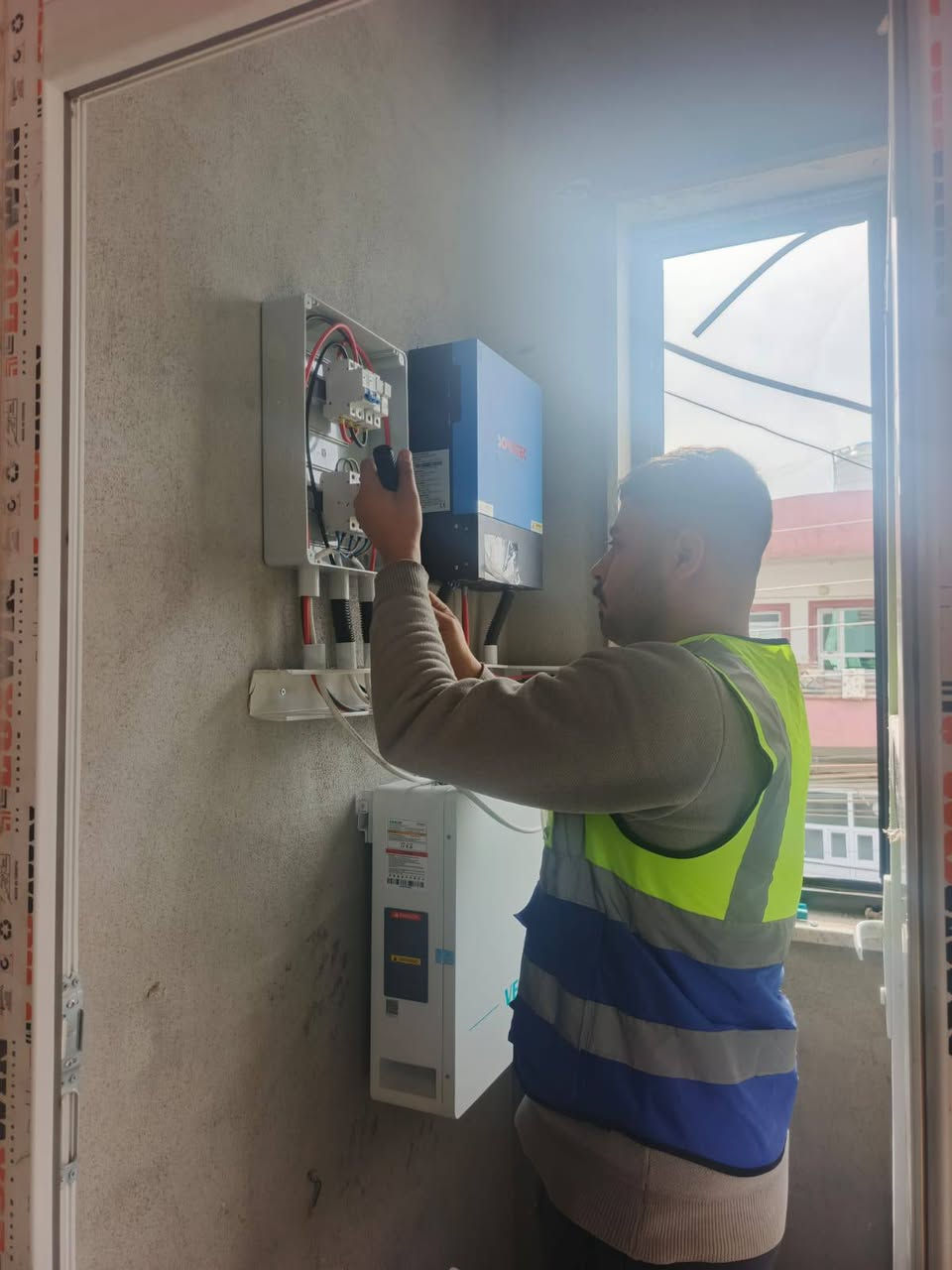 (#المصداقيه_اساس_النجاح)
الاخوة للطاقة الشمسية المتجددة بكوالتي ومواد عالية الجودة  _اخـــتـــيارك_الأمـــــثل

تم بحمد الله تنصيب منضومة طاقة شمسية 5️⃣أمبير ليلي8️⃣ أمبير نهاري 

للأخ بهزاد 
#كلك

4.✅بطاريات Veichi ضمان 🔟 سنوات 
عمر أطول وأكثر أمانًا
فوسفات الحديد الليثيوم من الدرجة A+ من EVE.
نظام إدارة البطارية مع حماية متعددة المستويات.
2. ✅سهل التركيب والاستخدام
التطبيقات: السكنية، والتجارية، والصناعية، والأنظمة خارج الشبكة، والربط بالشبكة، والاستهلاك الذاتي.
متوافق مع جميع محولات الجهد 48 فولت التي تدعم بطاريات فوسفات الحديد الليثيوم (LFP).
3.✅ مرن وقابل للتوسيع
تصل سعة الطاقة للنظام إلى 229 كيلوواط ساعة، وذلك عند تشغيل ما يصل إلى 16 وحدة بالتوازي.

4.✅ الامتثال
UN38.3، MSDS، CE-ROHS، IEC-61000.

5.✅ كثافة طاقة أعلى
تشغل البطارية مساحة أقل وتبلغ كثافة الطاقة فيها 166 واط/ساعة لكل كيلوغرام.

انفيرترات الطاقة الشمسية الهجين من سلسلة SISV بقدرة 4.2 كيلو واط/#6.2 كيلو واط/8.2 كيلو واط/10.2 كيلو واط

✅إخراج موجة جيبية نقية.
✅ثلاثة أنواع من وضع الشحن.
✅نوعان من وضع إخراج التيار المتردد.
✅يعمل مع أو بدون بطارية.

✅الواح شمسية  سعة 615 واط وجهين بازبار16( جنكو) نوع N- type  #ضمان_15سنه_وتشغيل_30_سنه

 

🔆كادر مختص م̷ـــِْن المهنديسن بافضل وادق الاجهزة 

المكونات 👇
⭐️قواعد حديد مغلون 
⭐️اسلاك خاصة بالتيار المستمر DC 
⭐️اسلاك خاصة بالتيار المستمر DC
⭐️قواطع خاصة بالتيار المستمر DC 
⭐️توصيلات MC4 
⭐️اجهزة الحماية
ــــــــــــــــــــــــــــــــــــــ
علمآ شركتنا تعمل في جميع المحافظات 
ضمانات حقيقية 
صيانة مجانية 
#للتواصل والاستفسار اكثر يرجى الاتصال عبر الارقام التالية

 0770 888 4656

‏‪0772 348 4841‬‏ 

‏‪0750 888 6734‬‏

#الوا  #بطاريات #انفيرتر #العراق #موصل #كوير #مخمور 
#بغداد #كركوك #الحويجة #الشرقاط #قراج #تلعفر #ربيعة
#ناحية_العباسي #الشورة #حمام_العليل #خبات #اسكي_موصل #كلك #كركوك #حي_النصر #ناحية_الشوره #ملا_عمر#وردك #الحمدانيه
