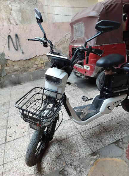 السلام عليكم
دراجه شحن حجم ٢٠ اربع دبلات خلفيه واثنين اماميه
الدراجه نظيفه وبرغي مامفتوح بيها وصارلي شهرين من اخذتها 
السعر ٤٥٠ وبيها مجال (***********)
