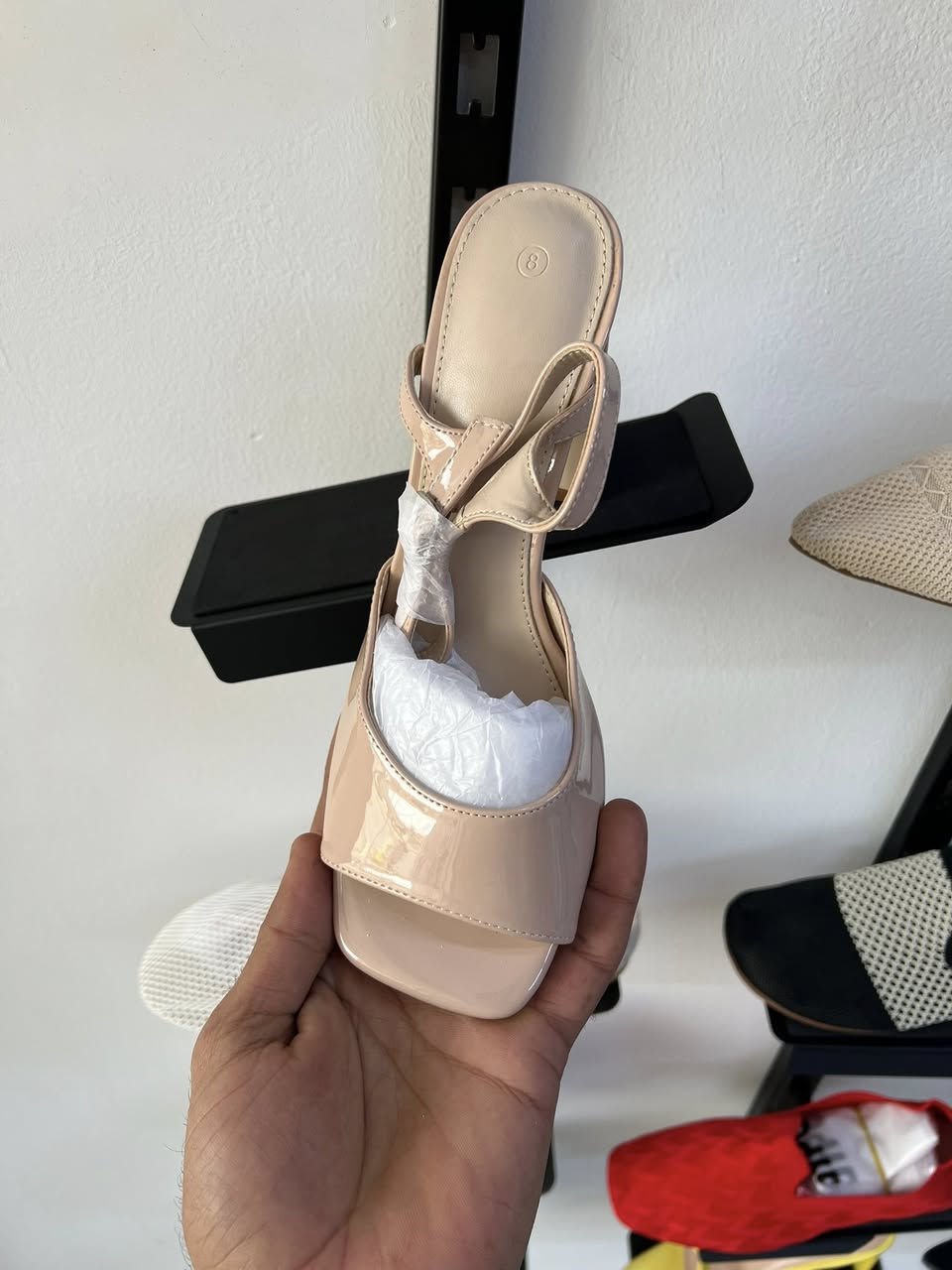 حذاء كعب شي ان 
قطعة نادرة جداً 
قطعة واحدة فقط 
قياس واحد فقط 
جلد لماع✨
قياس 38-39
24.5 -24 سم 
سعر 6 الاف فقط 
يوجد توصيل


**إذا كنت صاحب هذا الإعلان وتريد حذفه لأي سبب، رجاءا أرسل رسالة إلى الدعم الفني**