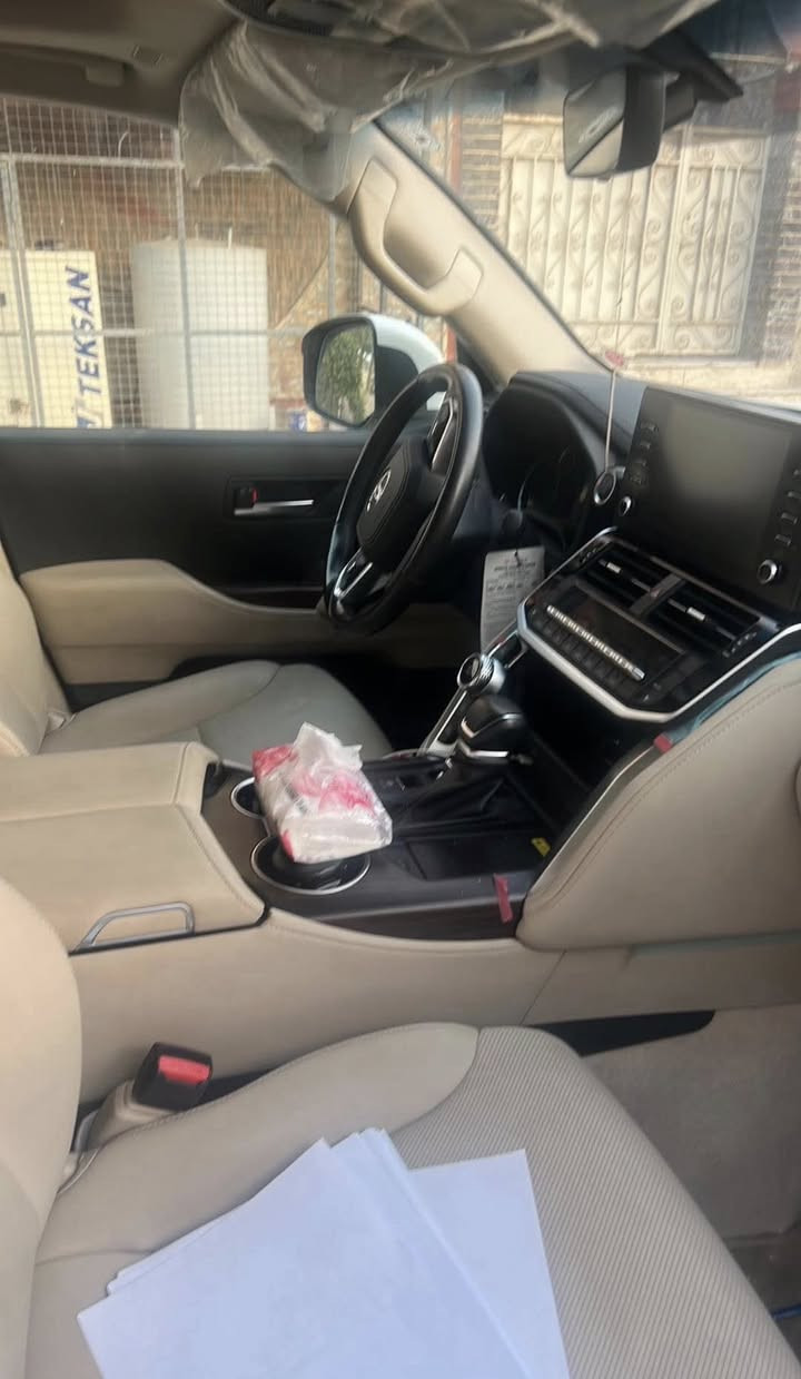 لاندكروز 2023 لمتد اصلي وكاله ساز بعدها بالضمان 

محرك 4000 تنفس طبيعي 

مكفوله من البارد والصبغ 

ماشيه 91

3 شاشات وكامرات 360 درجه 

سياره جديده 

رقم اربيل باسم شركه تريد وكاله او تحويل 

السعر 66.5  

***********
