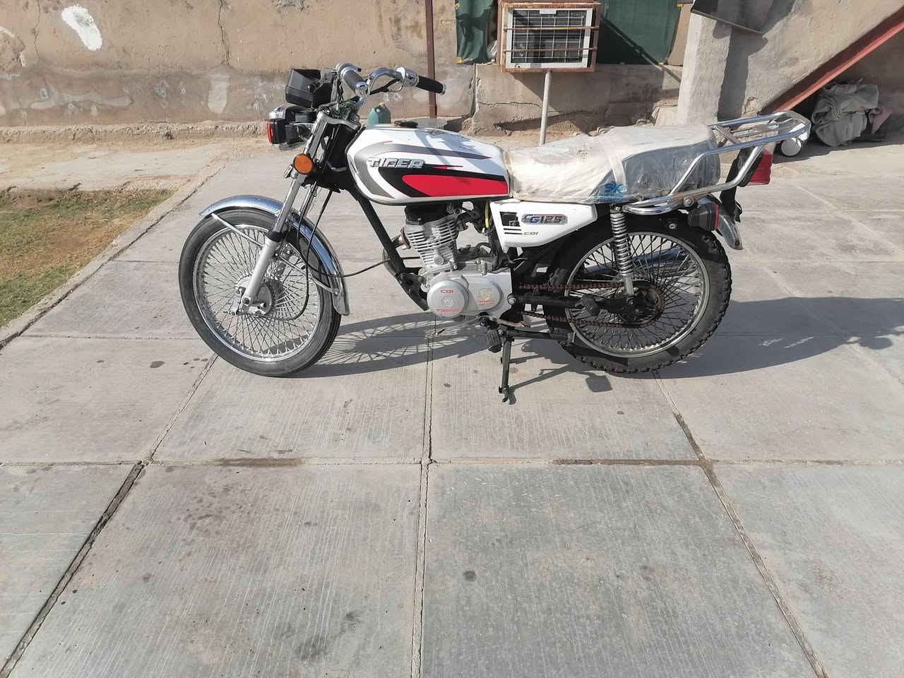 للبيع دراجه تايكر موديل 2021اوراق اسكنر كامله مكينه مبدل ولفات فقط كهربائيات كله شغاله دراجه خير من الله متخسر عليه ربع مكاني دوانيه دغاره السعر 475اوبيه مجال الاستفسار ***********
