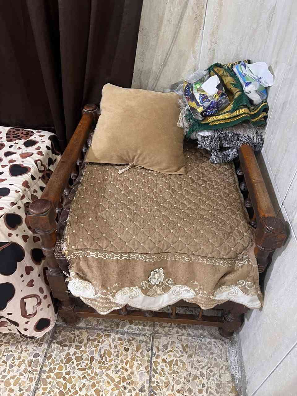 السلام عليكم تخم للبيع خشب صنوبر قنفات عدد 2 و4 كراسي
السعر 150 الطوبجي ***********
