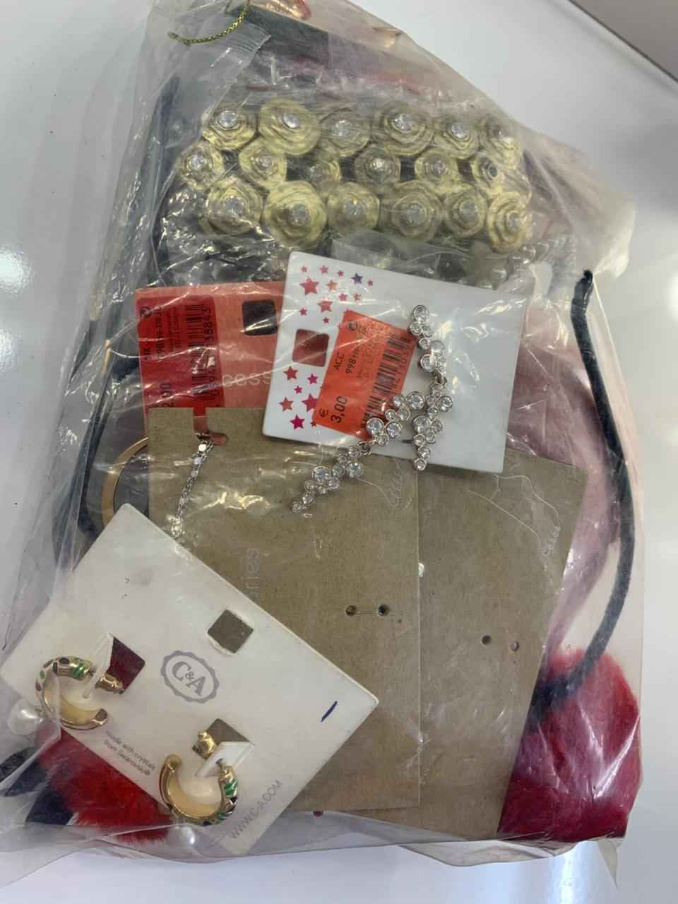 كيس إكسسوارات تخيلو بي ٥٠ قطعه بسعر ١٠ الف فقط يعني تطلع عليكم القطعه اقل الربع شيطلعلكم يطلعلكم بي انت وحظك هي إكسسوارات باله ممكن يطلع ضرر كلشي بي ساعات نضارات سوارات تراجي كلايد كلشي انا وحظك بعد وبي ٥٠ قطعه كلش هواي بغداد, العراق


**إذا كنت صاحب هذا الإعلان وتريد حذفه لأي سبب، رجاءا أرسل رسالة إلى الدعم الفني**