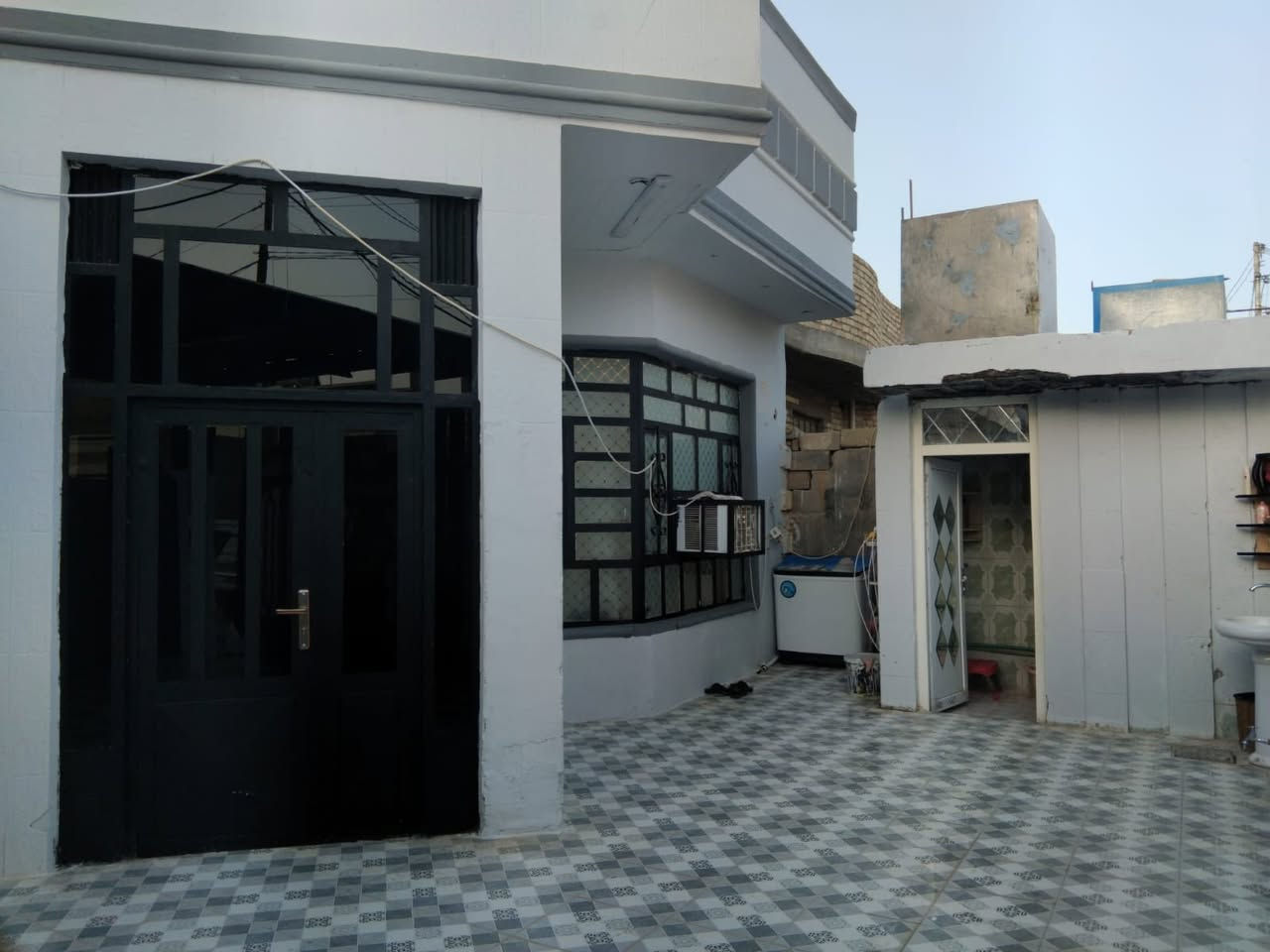 دار للبيع شهداء خلف عمارة جنابي 
مساحه 250 
شارع 15 متر 
يحتوي على 3 غرف 
استقبال 
صاله 
مطبخ حار بارد 
صحيات عدد 2 
مناور 3 
***********
