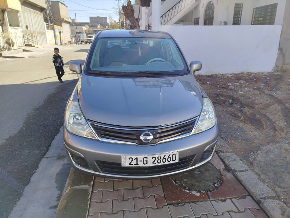 نيسان تيدا 2011 دانسقه لؤك لؤكه هيجى بيوه نيه سؤنه ره كه م داناوه سه نه وى تازه يه تاقم بيشى تازه يه شاشه و كاميرا سندوق به سمه زينؤن جامو ئاوينه كاره با مه كينه 18 سه ياره كه سه ياره ى ماله هيج عه زيت نه دراوه بئ بؤياخ بئ سارد به شه رتى هه موو شتيك نرخى 100 مه جاليكى كه م 
ز.ت ***********
*********** السليمانية, العراق
