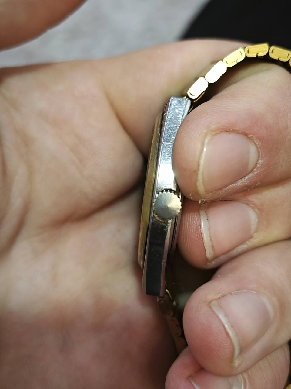 السلام عليكم
🇨🇭ساعة تشارلز جوردن 
سويسري اصلي
إنتاج قديم 
استيراد الأجهزة الدقيقة 
قطر 36
شغاله 
تاريخ شغال 
نظافة 100/100
سير مستبدل 
مينة نظيفة 
السعر 60 الف وبيها مجال للشراي 
للتواصل واتساب أو الاتصال 
***********
