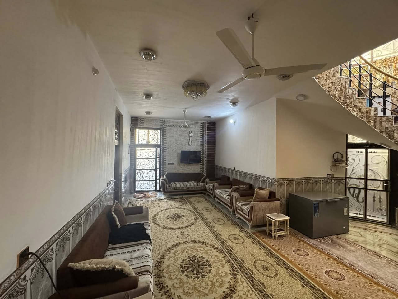 السلام عليكم
بيت للبيع بالقاطع  قرب مدرسة الصفوه 

البيت مساحته260مترر  بناء  درجه اولى

مطلوب سكان  

للاستفسار اكثر الاتصال عل الرقم 

***********
