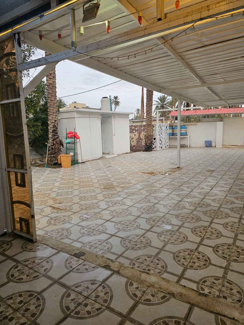 قطعه بمساحة 535 متر سند  25 اقرار محكمه تحتوي ع دار استراحه بسعر 245 ع طريق السيده زينب عمود 67 قرب اسالة الماء للاستفسار ***********
