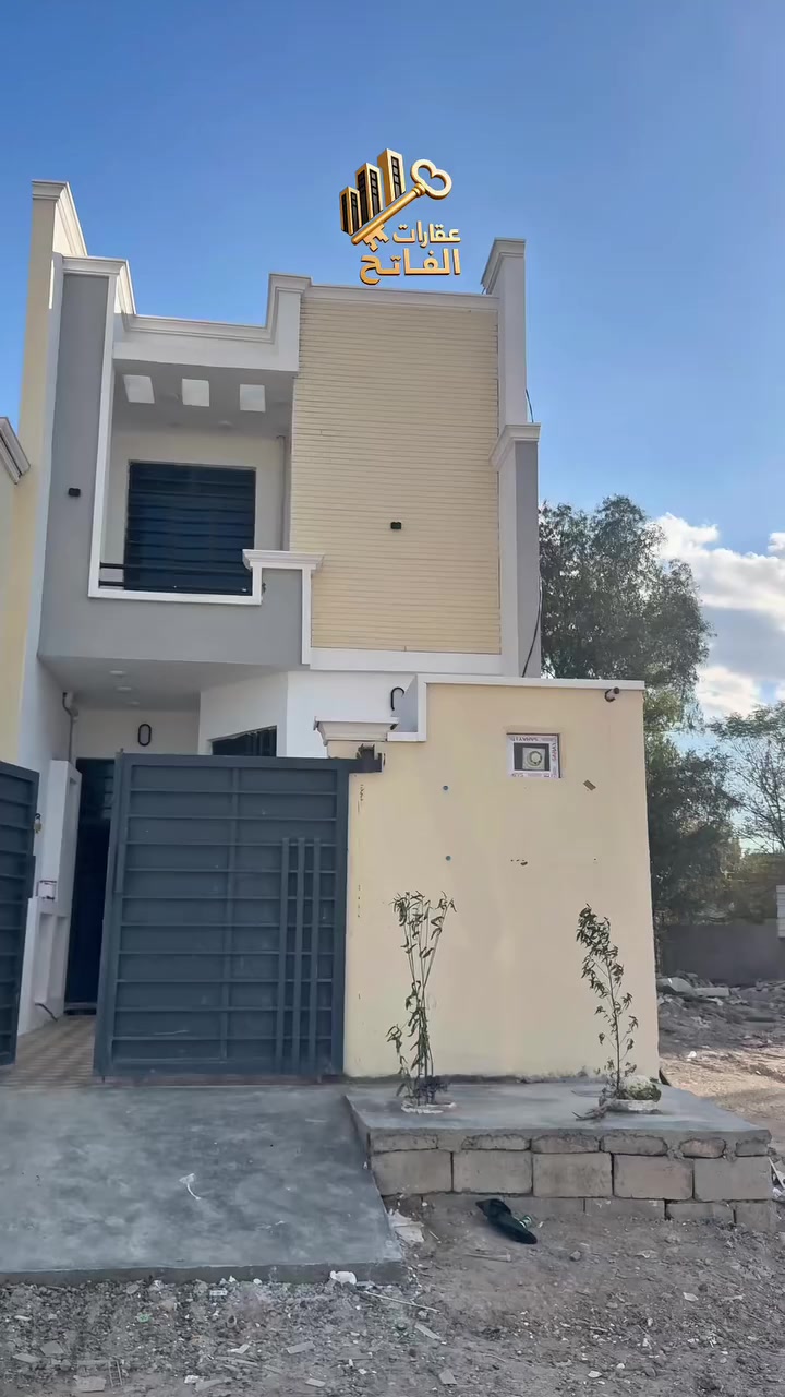 👋مرحبا حبايب
 🏠مشتمل للبيع
🏠طابقين
📜ملاحظة بيع ومراوس
———————————
📍 المكان سامراء – حي البهراط
———————————
📐 المساحه كلّها (100م)
📐( الواجهه:5م)*(النزال:20م)
———————————
🏠يحتوي 👇
🔹2غرف نوم 
🔹صالة 
🔹استقبال 
🔹3حمامات 
🔹كراج 
———————————-
🛣️يقع ع شارع (12م)
———————————-
🏗️البناء سنة 2026
🧱بناء ممتاز  
🌟جاهز لسكن فوراً
———————————-
💴السعر(47) مليون وبي مجال
———————————-
تريد تفاصيل أكثر:📞
حسن:***********//عبيده***********
.أو زورونا بمكتبنا – #عقارات الفاتح 
.سامراء – شارع البوأسود.
