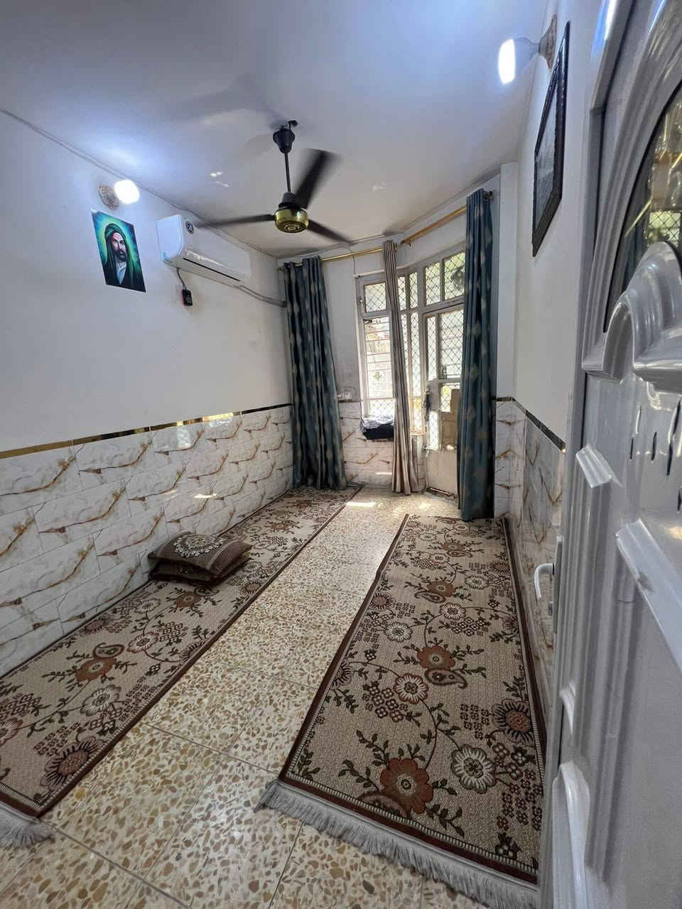 السلام عليكم بيت للبيع مساحه ٥٠ متر طابقين بالحبيبية قرب مستشفى الولادة منطقه كامل خدمات ***********
