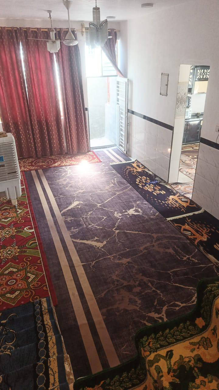 سلام عليكم بيت للبيع مساحته 200م بي غرفتين وصاله ومطبخ حار وبارد وصحيات خارجيه ولمدرسه بصفه ولبيت كامل عوزه بس تطبيك الارضيه سراميك اتصل على الرقم ***********او تراسلني
