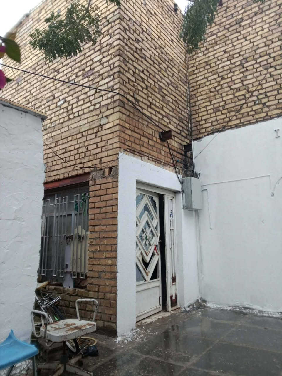 بيت للبيع مساحته ٢٠٠ متر
حي الاسرى 
السقف اعكاده طابقين 

نص بلوك ونص طابوك

3 غرف جوه بالبيت وحده منهن زغيره وكليدور يجمعهن ومطبخ واستقبال وفوك غرفتين حمام داخلي

السعر ٥٥ قابل للتفاوض البسيط 

باقي التفاصيل خاص او الاتصال بالرقم 
***********
