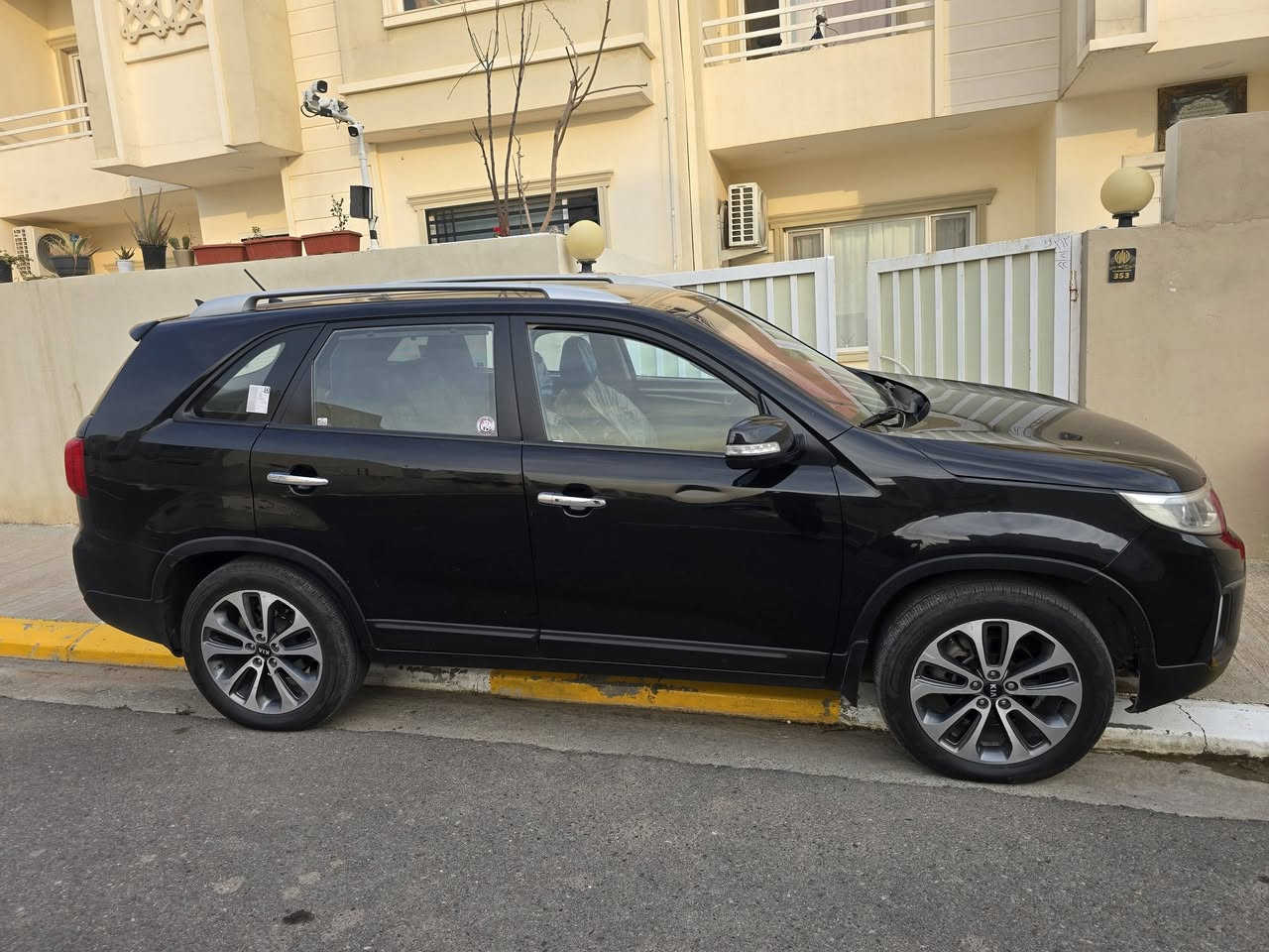 (بسم الله الرحمن الرحيم )للبيع سيارة Kia Sorento 2013 موديل 2013 (شكل 2015) خليجي فول مواصفات  اعلى فئة ، بحالة ممتازة ومكفولة كفالة عامة ✨

🔹 المواصفات:
•  محرك 6 سلندر قوي واقتصادي
•  قير أوتوماتيك ناعم بدون مشاكل
•  داخلية نظيفة جداً 
•  شاشة + كاميرا خلفية
•  حساسات أمامية وخلفية
•  مثبت سرعة
•  تحكم بالمقود (ستيرن)
•  مرايا كهرباء قابلة للطي
•  تبريد وتدفئة ممتازة ❄️🔥
•  جنوط أصلية
•  إطارات جديده
.7 راكب 
.رقم اربيل 
.بصمة تشغيل 
.بصمة ابواب
.يدات نيكل
.بردات جانبية
.كشنات السايق كهرباء⚡️
.ثلاث قطع تبريد❄️
.كشنات جلد 
.اشارات ترحيب 
. اشارة بلمري 

•  تم تبديل دهن القير (زيت القير) بالكامل قبل فترة قصيرة جداً
•  صيانة حديثة وجاهزة للاستخدام بدون مصاريف

.سنوية جديدة
🔹 السيارة:
•  وارد خليجي
•  خالية من الحوادث

•  مكفولة كفالة عامة من الصبغ 
سيارة نظيفة جداً وجاهزة،
مكاني موصل
***********
***********
