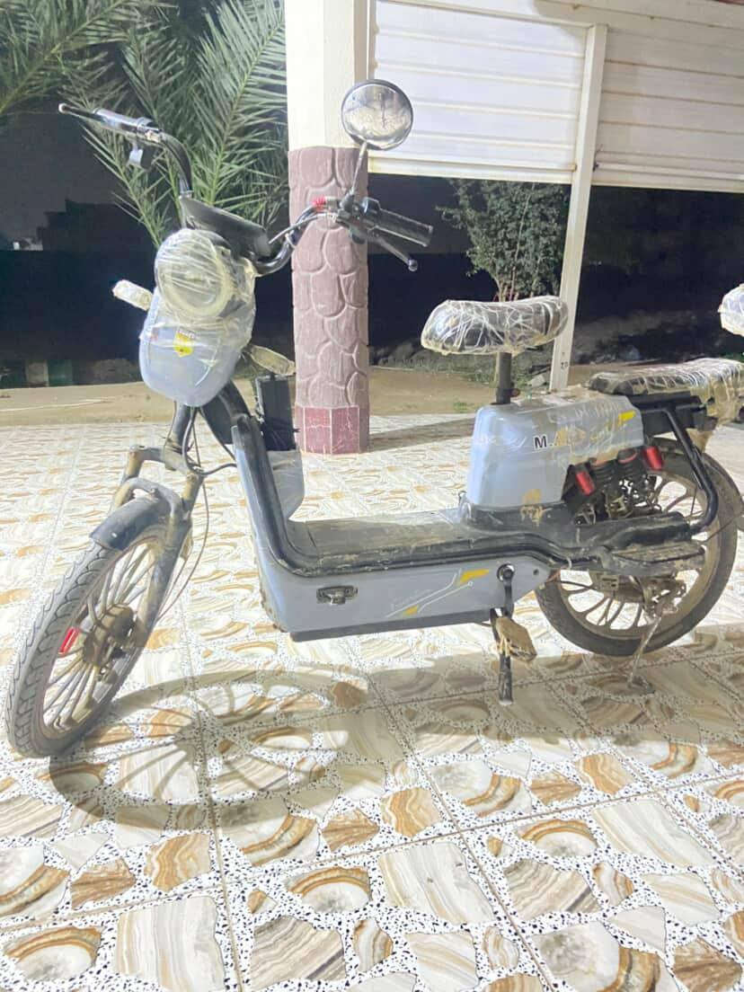 سلام عليكم دراجة شحن اربعة بطاريات موديل 2024شغال على وضع ااشركة مابي كل نقص تشغل وتمشي التصال عل الرقم ***********
