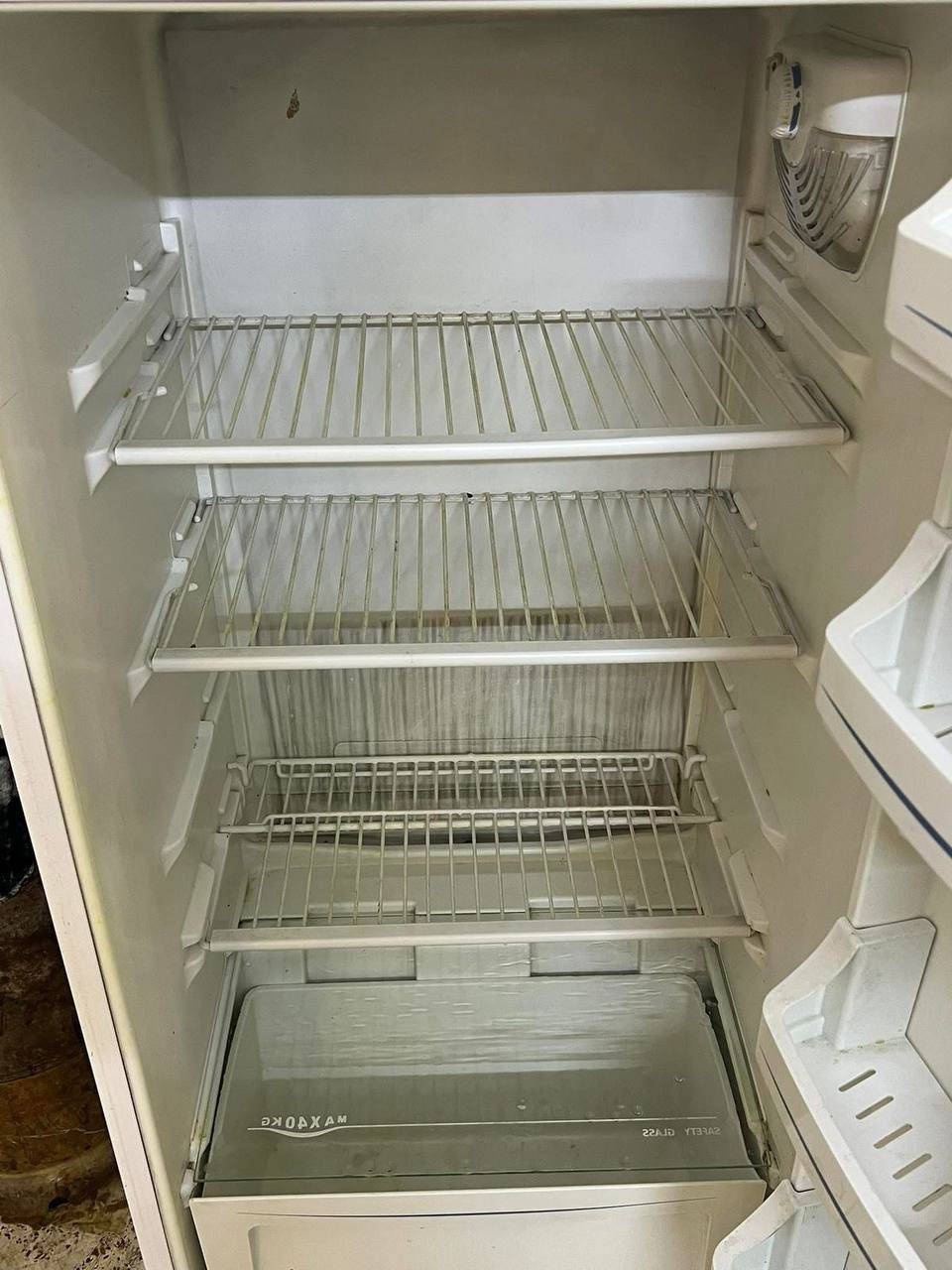 السلام وعليكم عدي ثلاجه للبيع نضيفه وشغاله الشراي خاص***********
