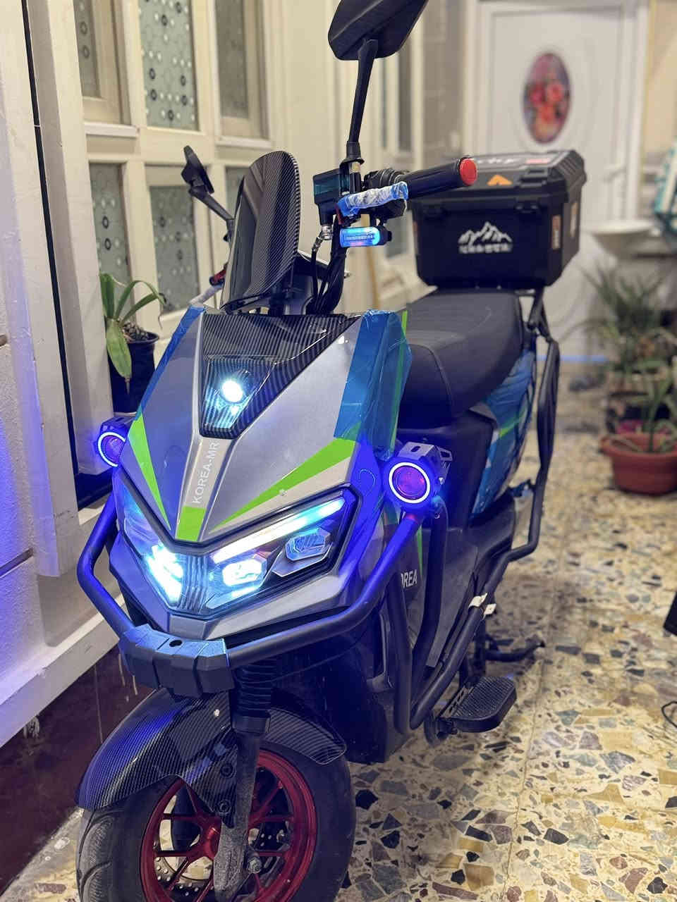 السلام عليكم ماطور شحن للبيع موديل 26 بعده جديد نضيف حيل مستعمل شهر فقط كامل مكمل خوذه وياه بصمه وسويج وكارت دبل إشاره بي بلاتوث هورن نضام بك الماطور ٦ بطاريات كبار على فحص شرط لايت عالي ناصي متغير الألون  مدرع بل كامل صندوق خلفي كبير سعره ٧٠٠ الف بي مجال 🔥 عنوان رمادي تأميم قادسيه الاولى اتصال على رقم ***********
