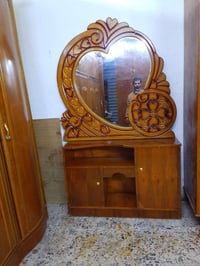 غرفة • تخت ناقص • أثاث خشبي