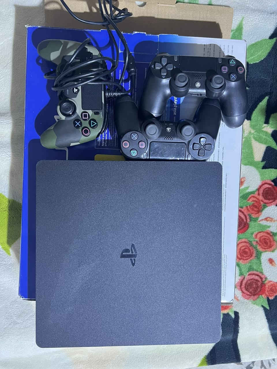 ابلي ستيشن 4سلم واحد تيره مهكر تهكير داخلي البلي نظيف ومامفتوح بلكارتون كلش مستعمل قليل كلشش 
***********
***********
