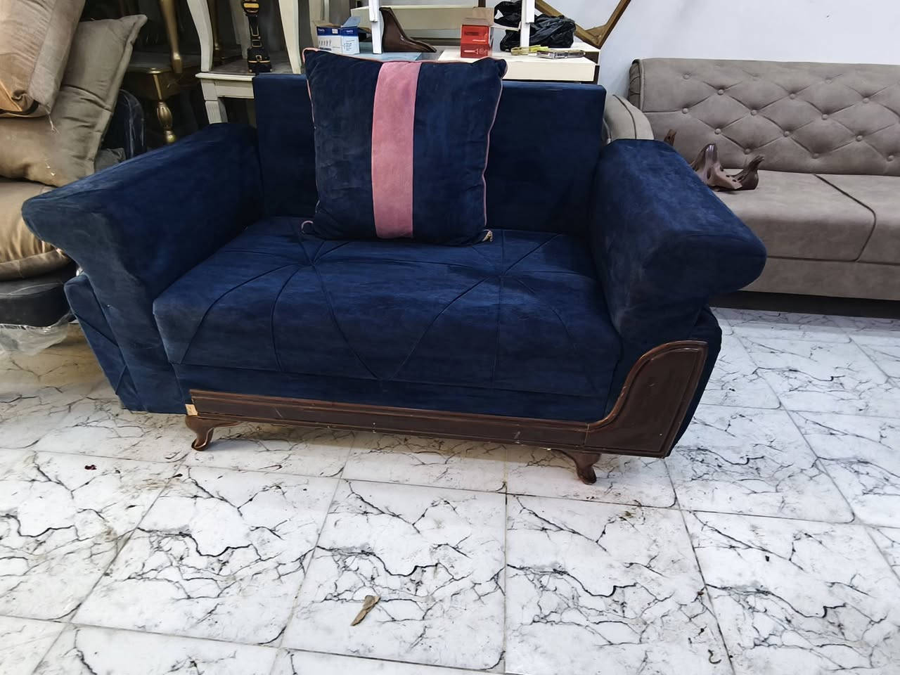 قنفه ام ثنين سعره 100 عنوان حي جامعه شارع 20 مقبيل مجمع حاتم معرض اثاث سليماني مكتوب توصيل موجود دخل🚛 ديوانيه رقم الهاتف 📱 ***********
