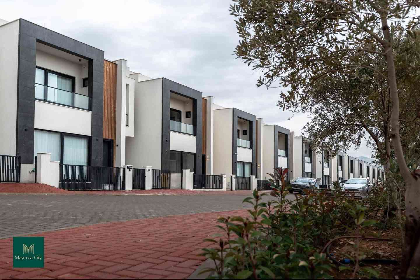 "مایۆرکا سیتی دوای باران تابلۆیەکی دڵڕفێنە! لە بۆنی خۆشی خاک و سەوزاییەوە تا بریقەی شەقام و باڵەخانە بەرزەکان، ئێرە لە هەر ساتێکدا تام و چێژی تایبەتی خۆی هەیە و سیمایەکی بێوێنە دەبەخشێت."

مایۆرکا سیتی، جوانییەک لە دڵی سروشتدا
بریکاری فرۆشتن
مامۆستا نجم الدین
***********
***********
