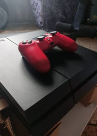 بلايستيشن 4 • نضيف • مع يد وحدة