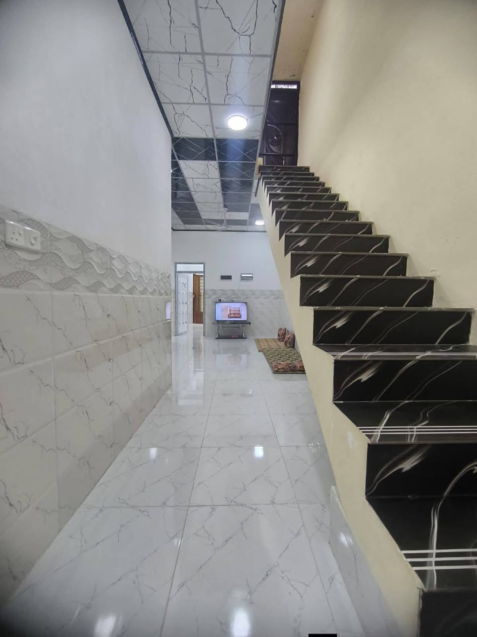 بيت للائجار بسعر مناسب 2٠٠ الف
دار سكني مرتب ونضيف بيت جديد جديد في حي الملايين الثانيه قرب مجمع الاعظمية
المساحة ١٢٠م واجهه ٦م بناء حديث اساس بادلو
طابق واحد غرفتين نوم وحده سويت وهول واستقبال ومطبخ وصحيات ونضام دكتات فول راحه وخدمات 
للإستفسار اكثر الإتصال👇
***********
*********** ويت ساب

