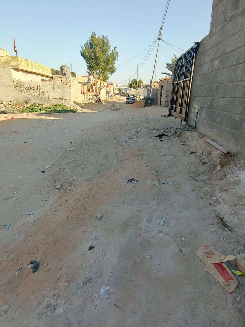 السلام عليكم بيت للبيع في كربلاء حي ام البنين طريق نجف كربلاء عمود 1180جهت يا علي يبعد عن شارع الزوار 300متر بيت عوزه تشجيبات للاستفسار ***********مساحه 200متر
