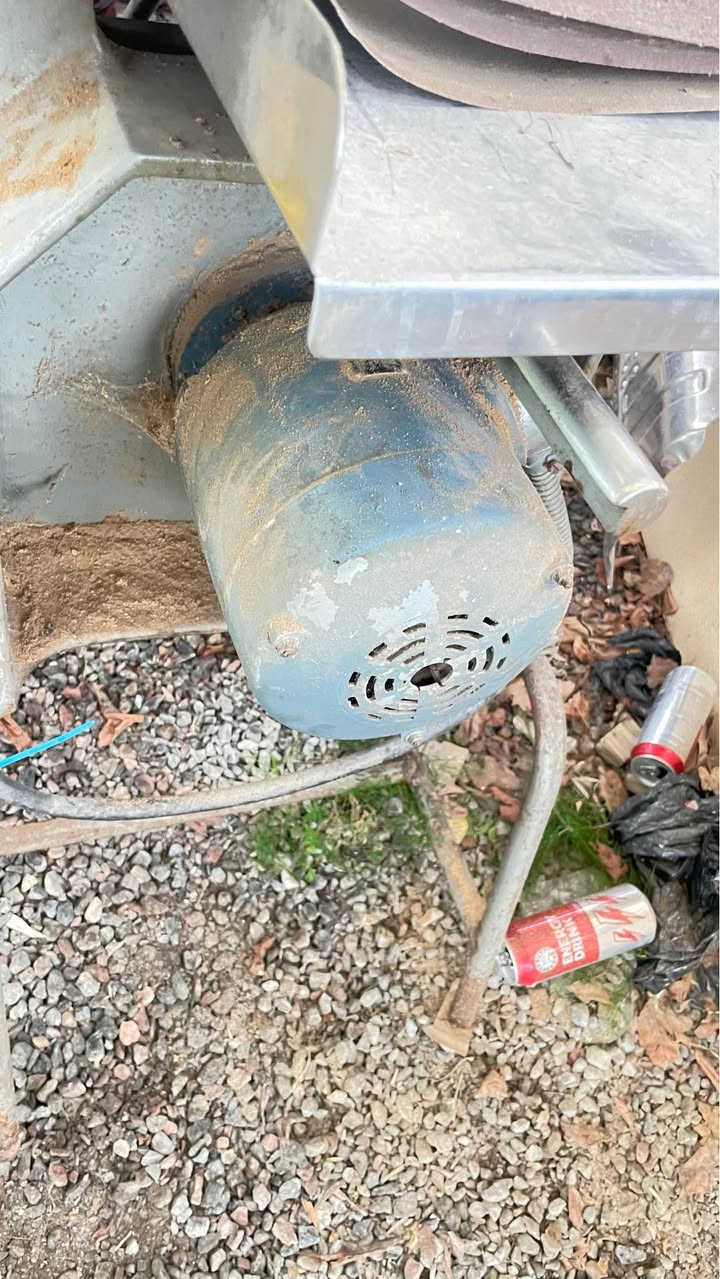 Säljes: Elektrisk bensåg + fler verktyg

Säljer en elektrisk bensåg som jag har fått av den tidigare husägaren. Enligt honom fungerar den, men jag har själv inte använt eller testat den, så den säljs i befintligt skick.

Det följer även med flera andra verktyg.
Länna Älvsjö, AB


**إذا كنت صاحب هذا الإعلان وتريد حذفه لأي سبب، رجاءا أرسل رسالة إلى الدعم الفني**