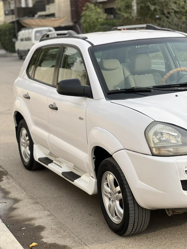 سلام عليكم
توسان 2008 خليجي للبيع 

محرك 4 سلندر 2000

سعر 97 بي مجال قليل حك الجيه 

مواصفات معرفه 

بيه صيغ 3 قطع

مكان السياره بغداد حي العامل او البياع

الاستفسار.    ***********
