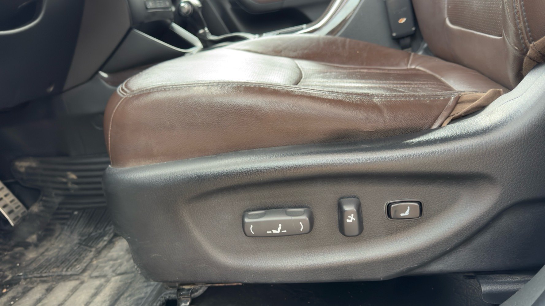 

سيارة كيا سورينتو V6 للبيع، لون أبيض وحالة ممتازة. التصميم الداخلي واسع ومريح، مع مقاعد جلدية بنية فاخرة. السيارة مزودة بنظام دفع رباعي مما يجعلها مثالية للعائلة والرحلات الطويلة.