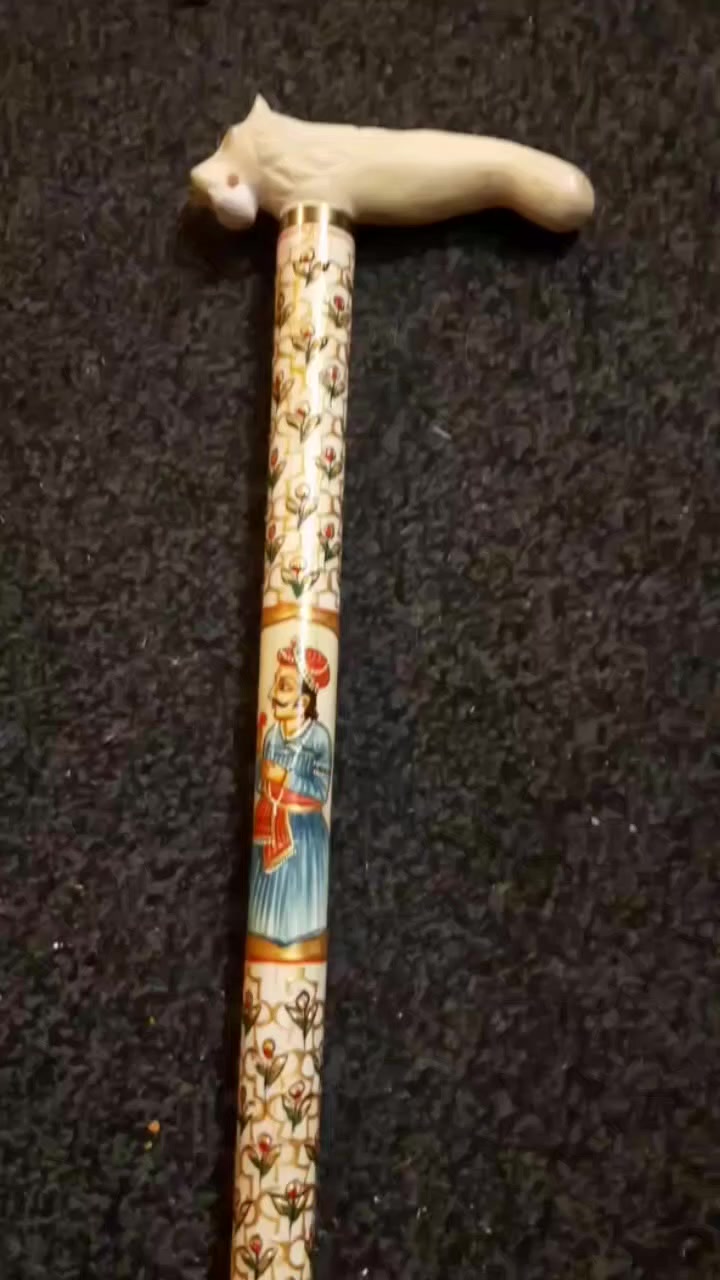 عصا باكورة برأس اسد ملكية معمولة بصياغة من العاج سن فيل اصلي عمل فني نادر  وقديم مطعمة بالمينا ومشغولة يدويا (هاند ميد ) عبارة عن تحفة مرسومة بالمينا على العاج وتفكك على شكل 3 قطع ،،،
***********     واتساب
