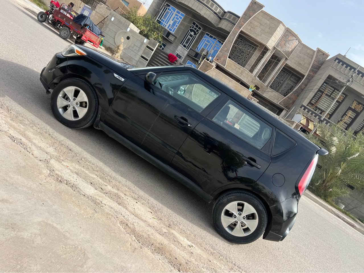 السلام عليكم 
للبيع كيا صول 
موديل 2015
محرك 1600
ماشيه 120milضررها جاملغ  امامي وبيها بالعراق 3 قطع صبغ بدون دواخل بدون دواخل 
السياره جاهزه من كل النواحي 
السعر 93 وبي مجال للاستفسار ع 
***********
مكان السياره بغداد السيديه بغداد, العراق
