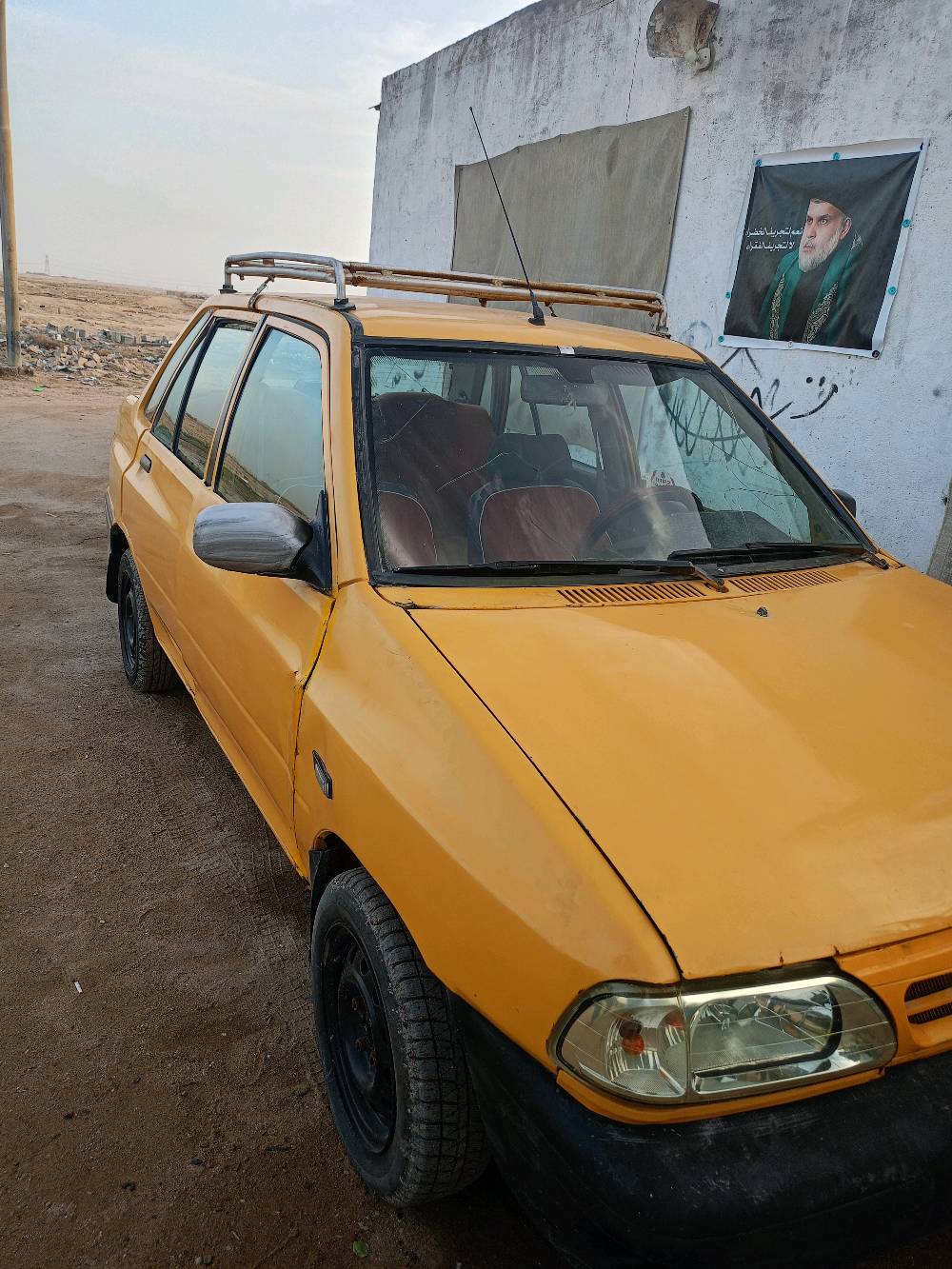 سيارة صفراء قديمة مع رف سقفي، بحالة جيدة وتحتاج بعض الاهتمام. مناسبة للتنقل داخل المدينة. السعر قابل للتفاوض حسب حالة السيارة ومكان التسليم.