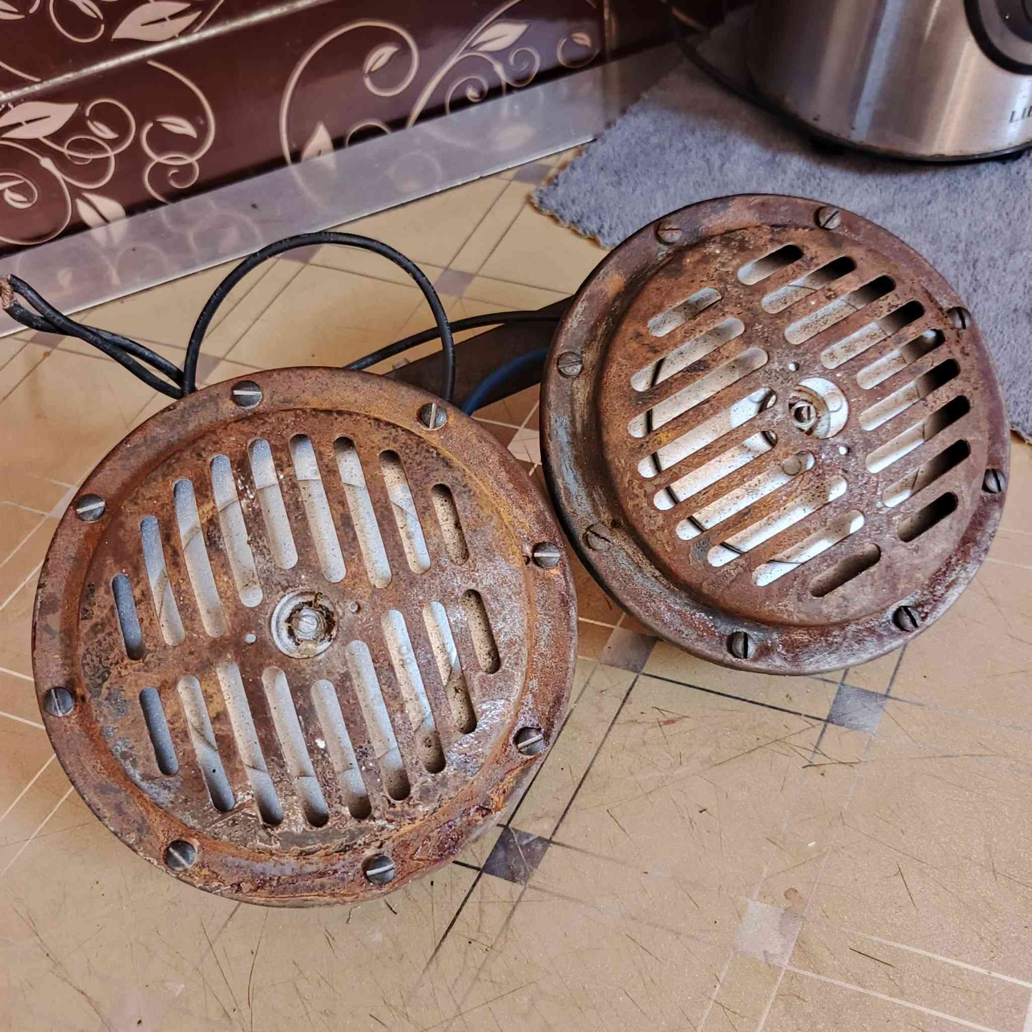 سلام عليكم هورن بوش إيراني وجبه الوله دكه ونعومه فول عل شد  مكاني مدينة الصدر رقم الهاتف ***********
