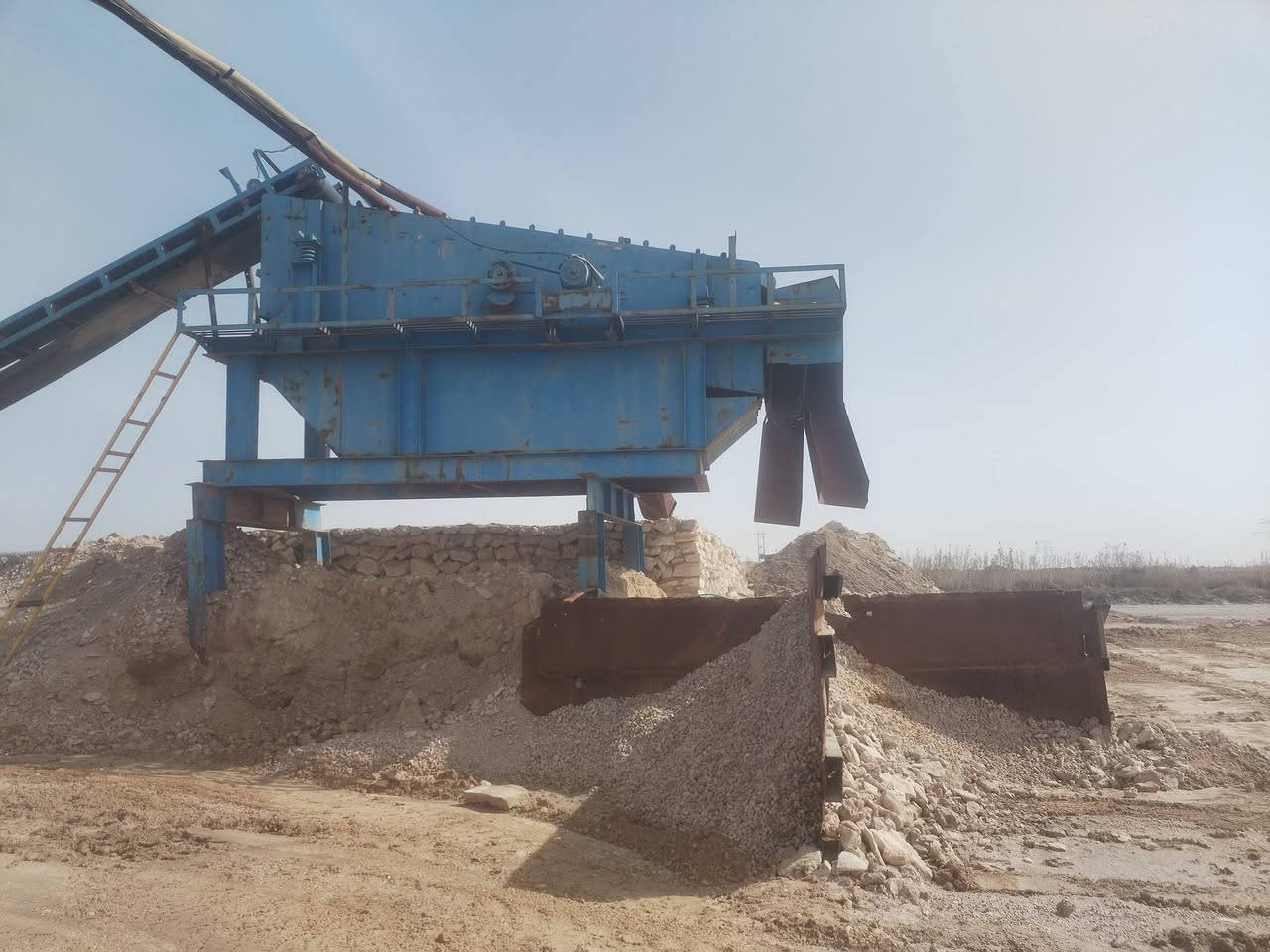 السلام عليكم معمل رمل 5 غربيل  للبيع جاهز مع كرفانات و محوله
العنوان: السماوه_ تقاطع الرواوشه_ قرب ال ميجد
الاستفسار : ***********
