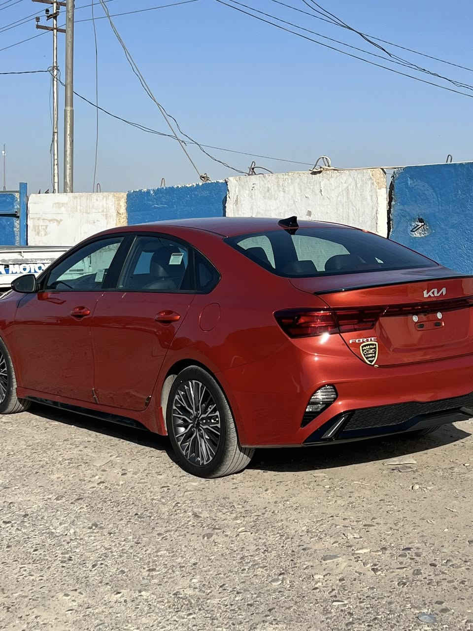 السلام عليكم شباب 
فورتي للبيع فقط موديل 24
 جيتي لاين فول لون مميز مشمشي جديد عدد المسافة المقطوعة 24000كم محرك 2000 رقم بغداد 
حادثها دعامية امامية وشوية بارد بنيد على كد شبر 
وسليمة من الايرباك 
سعرها 188 وبيها مجال شي بسيط الاتصال ***********
