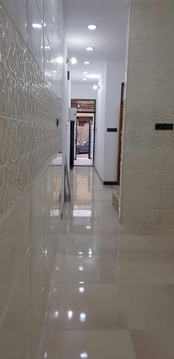 السلام عليكم دار للبيع قرب القوس منطقة سور بغداد المساحة 100م سند 25 البناء رفت طابق ونص بلوك درجة أولى مساحة الفرع كبيرة وقريب على الشارع العام السعر 85 وبي مجال قليل رقم الواتس ***********
