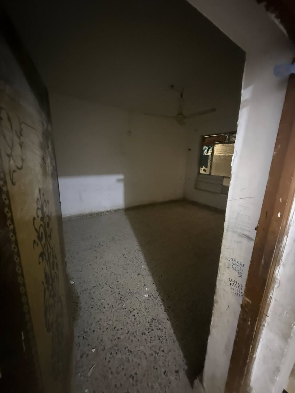 السلام عليكم
بيت للايجار مساحة ٢٠٩ م 
الطابق الاول ( غرفة نوم / مطبخ/ حمام/ صالة) 
الطابق الثاني غرفتين + حمام 
حلة شارع الصغط قرب سنتر الاسعار 
للاتصال :***********
