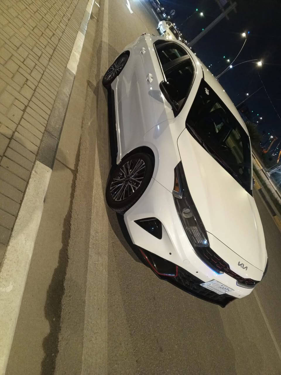 فورتي 22جيتي لاين معوقين حادث باب وجاملغ جهة السائق تبديل وصبغ توحيد لون جاملغ الخلفي سمكره وصبغ حادث بسيط بشكل مواصفات جيتي معروفه *********** سعر ١٣٥
