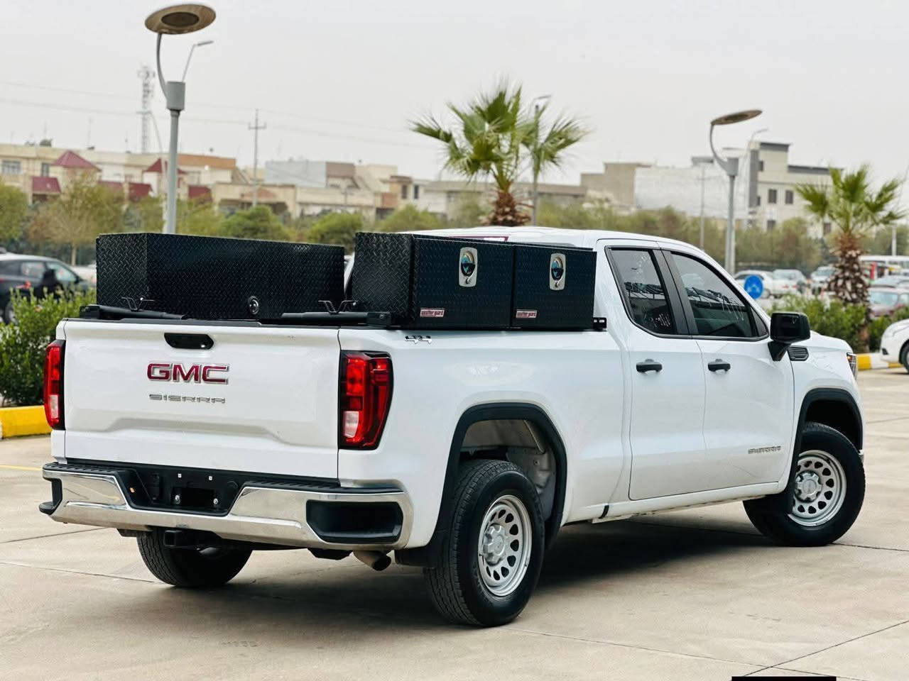 السلام عليكم
2024 GMC SIERRA K1500
جيمسي سيرا 
بصمة تشغيل عن بعد

2700 توين تيربو

دفع رباعي AWD 4*4

كير تعليك

كشن كهرباء

رادار خلفي

رادار امامي

 تحكمات ستيرن

مثبت سرعه 

تحديد مسار

لايت زنون

الحادث جملغ سايق شبر حافة بنيد 
دواخل و شاصي مكفولة 
ايرباك ستيرن راجع سستم

السعر  225  بدون رقم 
تكلفة الرقم 26 ورقه 

مكان السياره اربيل📍 (معرض اربيل كارس )

للاستفسار والجاد بالشراء الاتصال ع الرقم.
***********☎️***********
