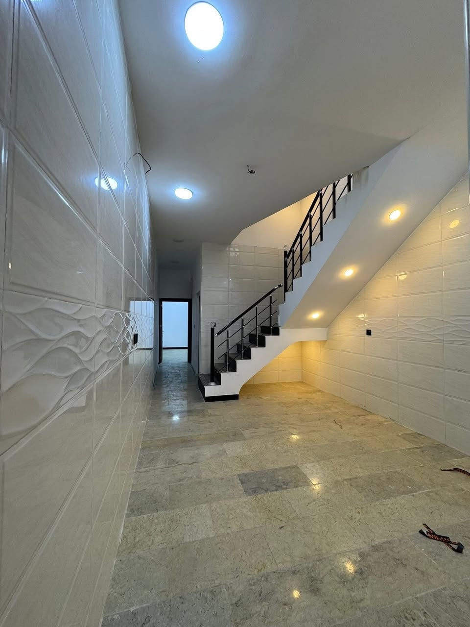 دار للبيع

المساحة 75

الوجه 3/75 النزال 20

يحتوي على صالة ومطبخ وخدمات 

وثلاث غرف نوم 🛌 

العنوان حي الجهاد ديوان المخابرات 

الاستفسار ***********
