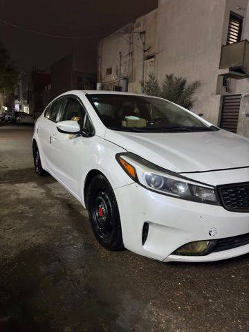 السلام عليكم
للبيع كيا فورتي 2017 

المواصفات:  
- بيها تخم تاير جديد  
- سيارة نظيفة ومهتم بيها 
- محرك ٢٠٠٠ دوش و كير بحالة ممتازة  
- استعمال شخصي  
- السيارة ب اسمي

السيارة حادثهه موضح بالسونار

العنوان :بغداد الحرية 

السعر: 135 ورقة
الرقم:***********
