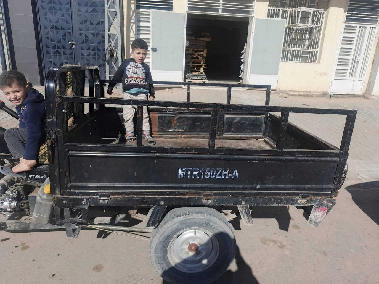 سلام عليكم ستوته البيع وراق وكيل ابن جبرين سعر واحد و٢٠٠ وبيهه ضربه بل بدي مكان النجف جمعيه وبيهه مجال ***********
