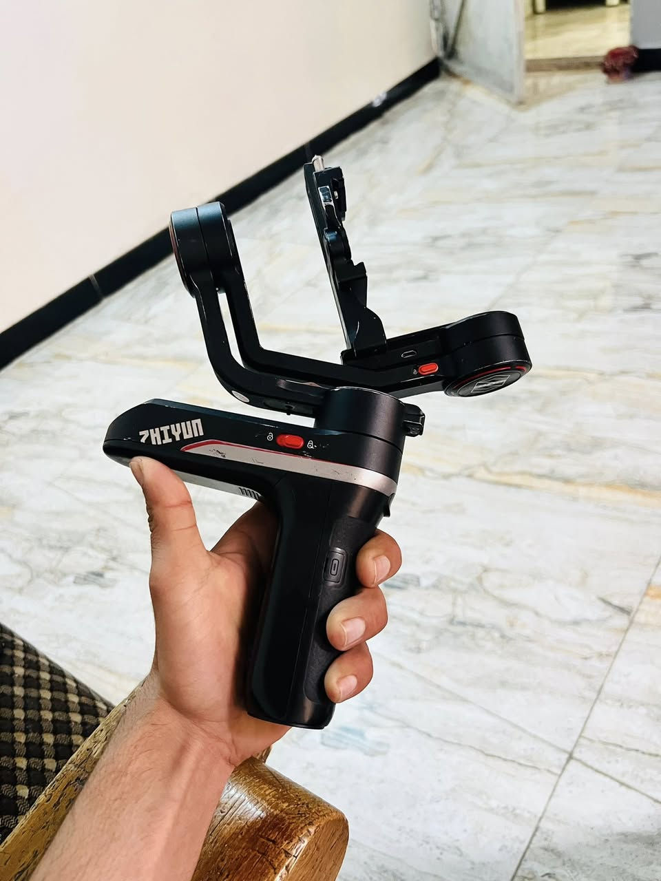 📸 للبيع: عدة تصوير فوتوغرافي وفيديو احترافية متكاملة (باكيج كامل)
للبيع مجموعة تصوير احترافية (بكج واحد)، الأغراض مستعملة ونظيفة جداً وبحالة ممتازة، مثالية لصناع المحتوى والمصورين.
محتويات المجموعة:
1. كاميرا (Canon EOS 750D):
• نظافة عالية جداً.
• شاشة لمس متحركة، تدعم (Wi-Fi) لنقل الصور والمقاطع مباشرة للموبايل.
2. عدسة شاملة (Tamron 28-300mm Macro):
• عدسة جوكر تغنيك عن كل العدسات، تصلح للتقريب (Zoom) العالي وللتصوير القريب (Macro) بدقة خرافية.
3. مانع اهتزاز (Gimbal) نوع (Zhiyun Weebill S):
• العملاق الصغير لتصوير الفيديو السينمائي بدون أي اهتزاز، مع كامل ملحقات الموازنة.
4. قبضة بطارية (Battery Grip) أصلية من Canon:
• لإعطاء مظهر احترافي للكاميرا ومضاعفة وقت التصوير (تشيل بطاريتين).
5. حقيبة ظهر (Backpack) احترافية:
• مبطنة ومخصصة لحماية الكاميرا والعدسة والمانع مع تقسيمات داخلية.
6. ملحقات إضافية مجانية:
• حزام الرقبة الأصلي.
• شاحن وبطارية.
• منفاخ تنظيف احترافي.
• هود (Hood) للعدسة وحماية مطاطية.
💰 السعر: 850 ألف دينار (سعر قفل بدون تفاوض).
📍 العنوان: بغداد - حي الشعب.
📞 للتواصل واتساب أو اتصال: ***********
