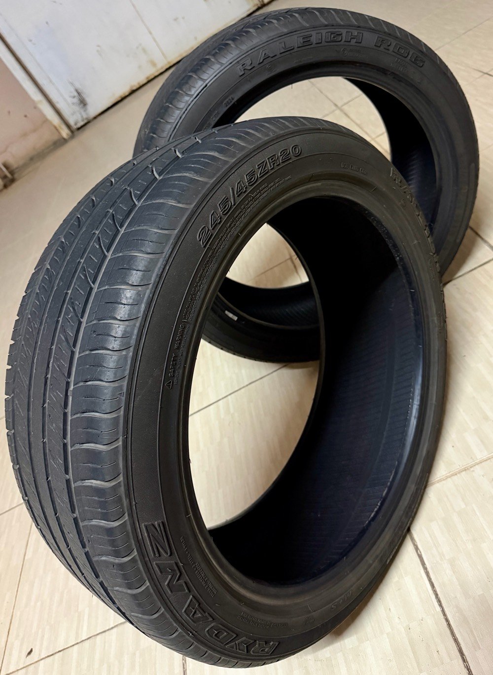 للبيع زوج تايرات جديده صيني اصلي نوعيه مشهوره RYDANZ

نظافتهم 90%
القياس 20*45 /245 كما موضح بل صور 
الي شراي خل يتفضل على خاص او يتصل ع رقم ***********
السعر 85 الف بيها مجال ان شاءلله 
عنوان كركوك
