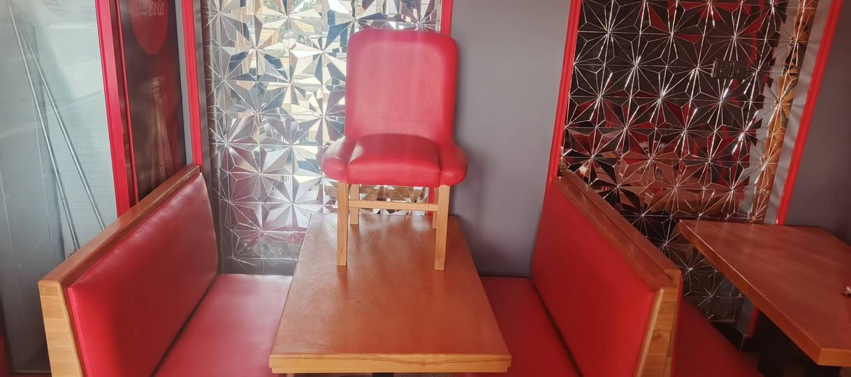 جلسات عدد 3 و طبلة 2 و كرسي عدد 2 جدد صار شهر ***********
