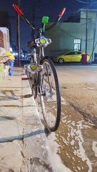 بايسكل بناتي للبيع ناقصه بس بريك سعر 75وبي مجال 07772340626 مراسله عله...