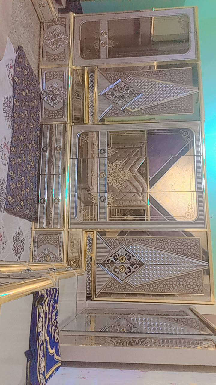 غرفة اخشاب للبيع نضيفه 
السعر مليون و500 وبيها مجال 
للتواصل ***********
