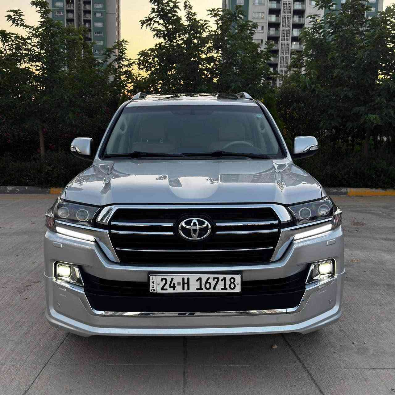 Land Cruiser 2017  V8  GX.R 
مودیل 2017  
8 سلندر 4600
فول مواصفات GX.R معروفە (کشنات جلد و کهربائ - لایت لید و زینون - بصمە و تشغیل عن بعد - 8 ایرباک - ثلاجە - شحن موبایل - 3 شاشات بلادی - سلاید و بعد بیلا هوایە مواصفات 
———————————————————————————————
مکفول کفالە عامە بدون صبغ  - بدون رصعات - بدون شخط حتی الرمل مابیها بس بیها بارد کلش صغیر و میبین لوککککک

———————————————————————————————

ماشی 140 الف کم حقیقی 
سنویە جدیدە و بسمی تحقیل و الوکالە حاظر نفس الیوم 
تایرات دانلوب اصلی و جدیدە و مسویلها سیرفس کامل 
———————————————————————————————
سعر بلاششششش جو سوک 398 ورقە و مجال کلش بسیط
مکان سلیمانییە 
تلفون *********** السليمانية, العراق
